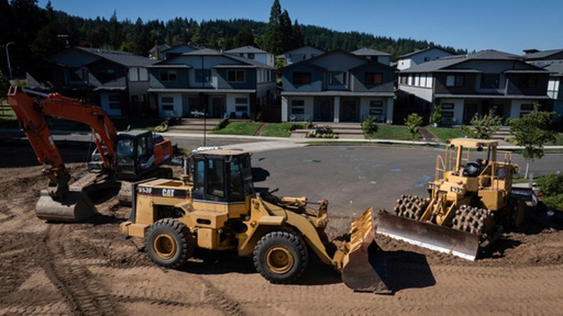 ARCHIVO – Equipo de construcción cerca de viviendas nuevas, el 11 de julio de 2025, en Happy Valley, Oregon. (AP Foto/Jenny Kane, Archivo)