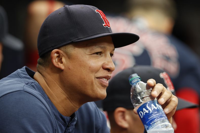 ARCHIVO - Will Venable, manager interino de los Medias Rojas de Boston, observa desde la cueva un juego ante los Rays de Tampa Bay, el domingo 24 de abril de 2022 (AP Foto/Scott Audette, archivo)