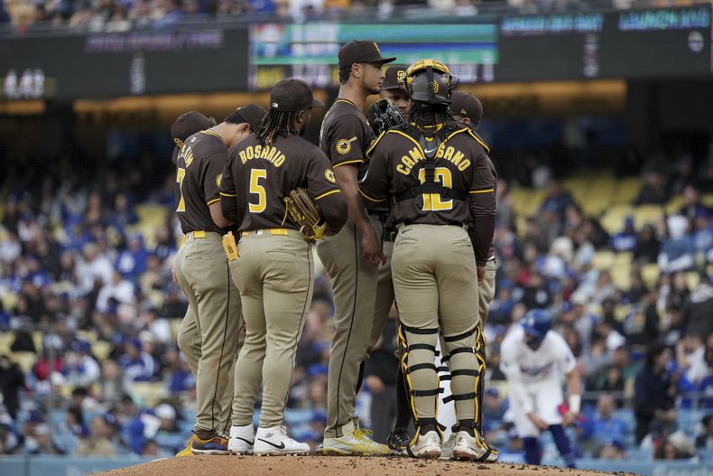 El lanzador de los Padres de San Diego, Yu Darvish, centro, es sacado del juego durante la sexta entrada de un juego de béisbol contra los Dodgers de Los Ángeles, el domingo 14 de abril de 2024, en Los Ángeles. (AP Foto/Eric Thayer)