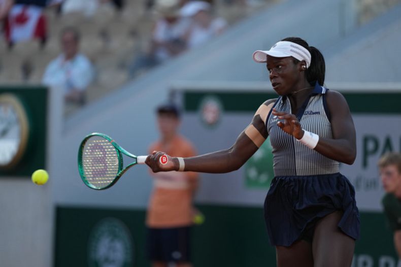 Victoria Mboko, de Canadá, devuelve la pelota a Kateřina Siniaková, de la República Checa, durante su partido de segunda ronda de individuales femeninos en el torneo de tenis del Abierto de Francia en París, el jueves 28 de mayo de 2026. (Foto AP/Thibault Camus)