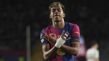 Lamine Yamal celebra tras anotar el segundo gol del Barcelona ante Benfica en la vuelta de los octavos de final de la Liga de Campeones, el martes 11 de marzo de 2025, en Barcelona. (AP Foto/Emilio Morenatti)