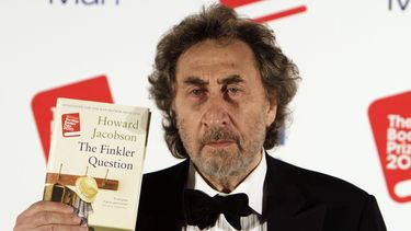 americateve | En esta foto de archivo del 12 de octubre del 2010, el autor brit&aacute;nico Howard Jacobson posa con un ejemplar de su libro &quot;The Finkler Question&quot;, ganador del Premio Booker de Ficci&oacute;n de 2010, en Londres. Tres escritores brit&aacute;n
