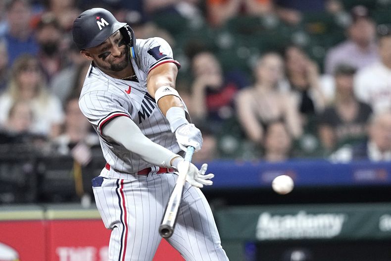 Royce Lewis de los Mellizos de Minnesota conecta un sencillo remolcador en la novena entrada del juego ante los Mellizos de Minnesota el lunes 29 de mayo del 2023. (AP Foto/David J. Phillip)