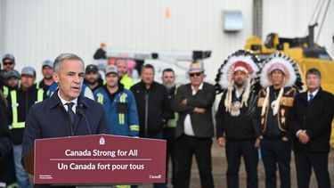 El primer ministro canadiense Mark Carney habla en una conferencia de prensa en Fort McMurray, Alberta, Canadá, el jueves 1 de octubre de 2026, acerca del proyecto del oleoducto Pacific Link. (Greg Halinda/The Canadian Press vía AP)