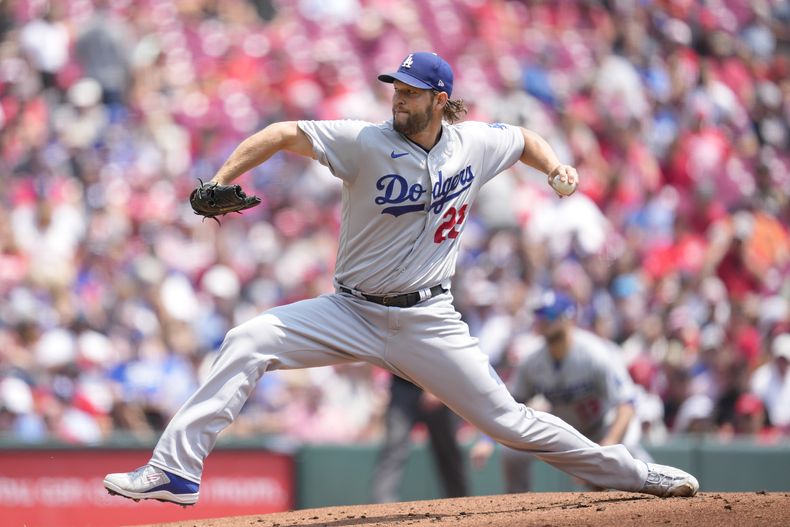 Clayton Kershaw (22), abridor de los Dodgers de Los Ángeles, lanza en contra de los Rojos de Cincinnati, en partido de béisbol, el jueves 8 de junio de 2023, en Cincinnati. (AP Foto/Jeff Dean)