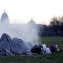 ARCHIVO - El Capitolio de Estados Unidos sirve de fondo a un hombre sin hogar que descansa en una chimenea de vapor en el National Mall, el 18 de diciembre de 2019, en el Capitolio de Washington. (AP Foto/Julio Cortez, archivo)