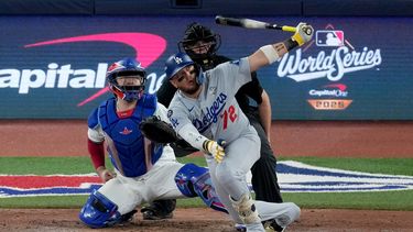 El venezolano Miguel Rojas, de los Dodgers de Los Ángeles, pega un jonrón en el séptimo juego de la Serie Mundial ante los Azulejos de Toronto el sábado 1 de noviembre de 2025 (AP Foto/Ashley Landis)