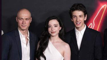 ARCHIVO - Los miembros del elenco de Anora, de izquierda a derecha, Yura Borisov, Mikey Madison y Mark Eydelshteyn, posan juntos en el estreno de la película, el martes 1 de octubre de 2024, en el Vista Theatre de Los Ángeles. (Foto AP/ Chris Pizzello, archivo)