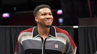 Giannis Antetokounmpo sonríe tras una conferencia de prensa en la que fue presentado como nuevo jugador del Heat de Miami, el jueves 16 de julio de 2026, en Miami. (Foto AP/Marta Lavandier)
