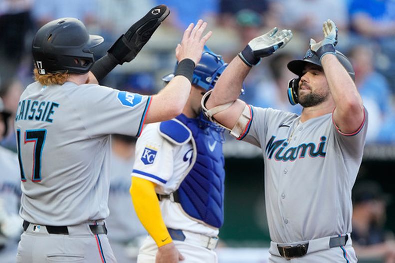 Graham Pauley, de los Marlins de Miami, festeja con Owen Caissie tras disparar un jonrón de dos carreras frente a los Reales de Kansas City el martes 1 de septiembre de 2026 (AP Foto/Charlie Riedel)