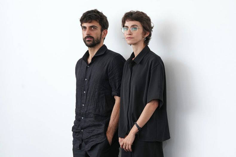 Los directores Yuval Abraham, izquierda, y Rachel Szor, posan para los fotógrafos en la sesión fotográfica de la película “Naza”, en la 83ra edición del Festival de Cine de Venecia, en esa ciudad italiana, el jueves 10 de septiembre de 2026. (Foto de Scott A Garfitt/Invision/AP)