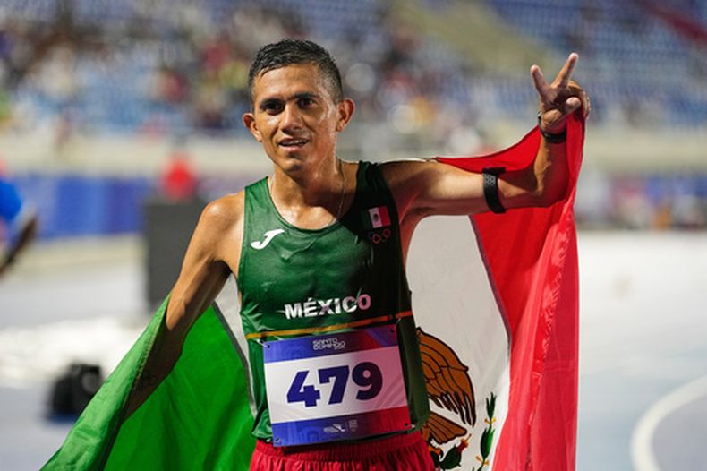 El mexicano José Santana festeja tras ganar los 10.000 metros en los Juegos Centroamericanos y del Caribe, el viernes 7 de agosto de 2026 en Santo Domingo (AP Foto/Fernando Vergara)