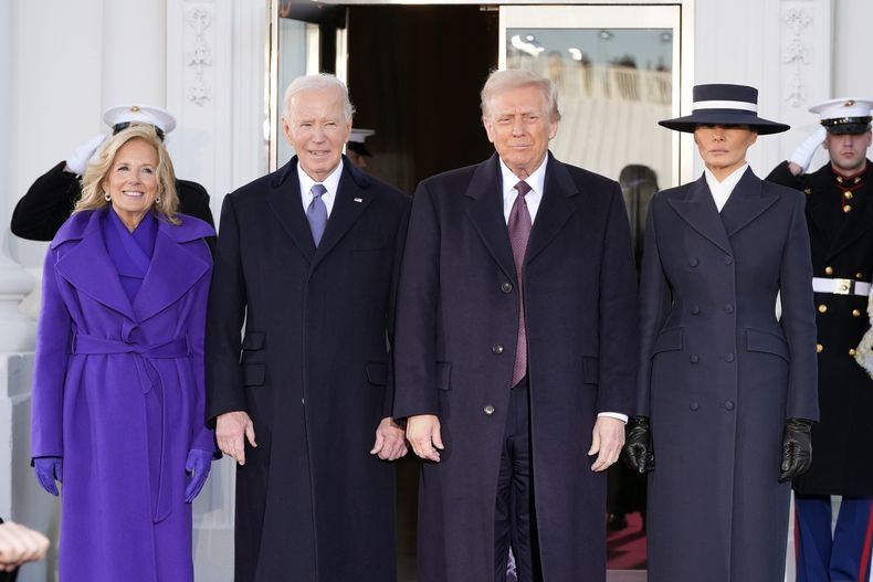 El presidente electo Donald Trump y Melania Trump son recibidos por el presidente Joe Biden y la primera dama Jill Biden a su llegada a la Casa Blanca, el lunes 20 de enero de 2025, en Washington. (Foto AP/Alex Brandon)