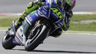 americateve | El italiano Valentino Rossi con su Yamaha durante el Gran Premio de San Marino de MotoGP que gan&oacute; en Misano Adriatico, Italia, el 14 de septiembre del 2014. (AP Foto/Antonio Calanni)