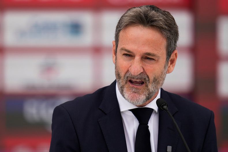 El seleccionador de Panamá, Thomas Christiansen, anuncia a los jugadores elegidos para participar en la Copa Mundial, en Ciudad de Panamá, el martes 26 de mayo de 2026. (Foto AP/Matias Delacroix)