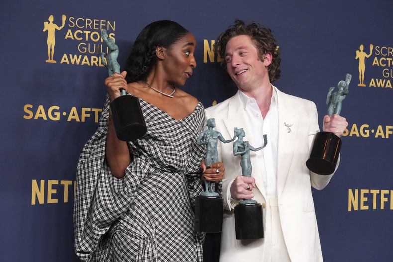 Ayo Edebiri, ganadora del premio a mejor actriz en una serie de comedia y mejor elenco en una serie de comedia por The Bear, izquierda, y Jeremy Allen White, ganador del premio a mejor actor en una serie de comedia y mejor elenco de comedia por The Bear posan en la sala de prensa en la 30a entrega anual de los Premios SAG el sábado 24 de febrero de 2024, en el Shrine Auditorium en Los Angeles. (Foto Jordan Strauss/Invision/AP)