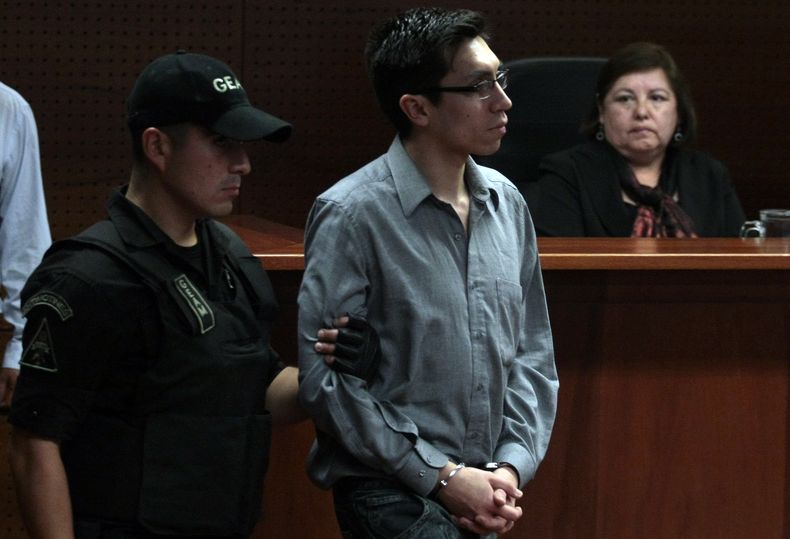 Alejandro Angulo Tapia entra esposado a la sala de audiencias donde ser&aacute; enjuiciado por el asesinato de Daniel Zamudio, un homosexual, en Santiago, Chile, el jueves 17 de octubre de 2013. Angulo y otros tres acusados, Patricio Ahumada Garay, Ra&uac