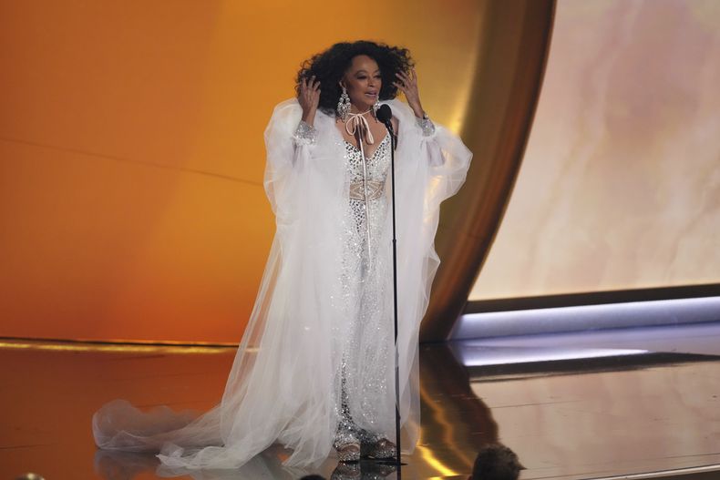 Diana Ross presenta el premio a la canción del año durante la 67ª entrega anual de los premios Grammy el domingo 2 de febrero de 2025 en Los Ángeles. (Foto AP/Chris Pizzello)
