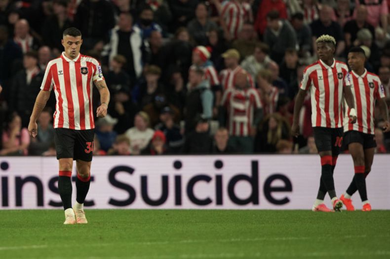 Granit Xhaka (izquierda) de Sunderland reacciona tras un gol de Arsenal en el partido de la Liga Premier, el sábado 12 de septiembre de 2026, en Sunderland, Inglaterra. (AP Foto/Ian Hodgson)