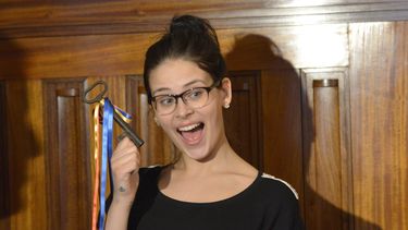 americateve | Sara Maria Forsberg, finlandesa de 19 a&ntilde;os, posa con la llave de su ciudad natal en la municipalidad de Pietersaari, martes 18 de marzo de 2014, un reconocimiento simb&oacute;lico de su fama internacional. La cajera de supermercado ha logrado m&aac