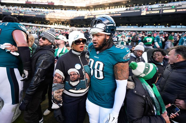 ARCHIVO - Mykel Williams, defensive end de los Eagles de Filadelfia, saluda a su familia, antes de enfrentar en los playoffs a los 49ers de San Francisco el domingo 11 de enero de 2026 (AP Foto/Chris Szagola, archivo)