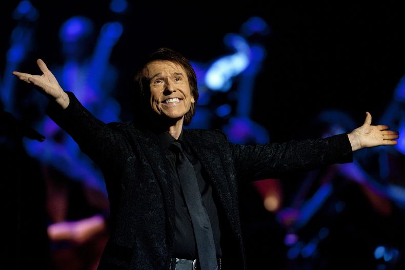 ARCHIVO - Raphael se presenta en el Teatro Real en Madrid, España el 22 de julio de 2015. (Foto AP/Abraham Caro Marin, archivo)