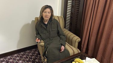 En esta foto sin fecha difundida por el Ministerio de Asuntos Exteriores de Qatar, la estadounidense Faye Dail Hall aparece tras ser liberada el jueves 27 de marzo de 2025 por los talibanes en Kabul, Afganistán. (Qatar Ministry of Foreign Affairs via AP)