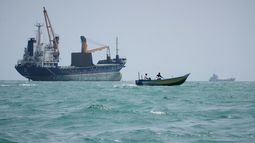 Una lancha a motor pasa junto a un buque de carga en el estrecho de Ormuz, el domingo 6 de septiembre de 2026, frente a Bandar Abbas, Irán. (AP Foto/Vahid Salemi)