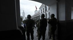 Militares patrullan a las afueras del palacio presidencial durante el estado de excepción en Quito, Ecuador, el martes 9 de enero de 2024. El país ha registrado una secuencia de ataque después de que el gobierno decretara estado de excepción, tras la presunta fuga de la cárcel de un peligroso líder de un grupo crimina. (AP Foto/Dolores Ochoa)