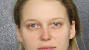 mujer acusada de amenazar con hacer estallar una patrulla de policia de davie