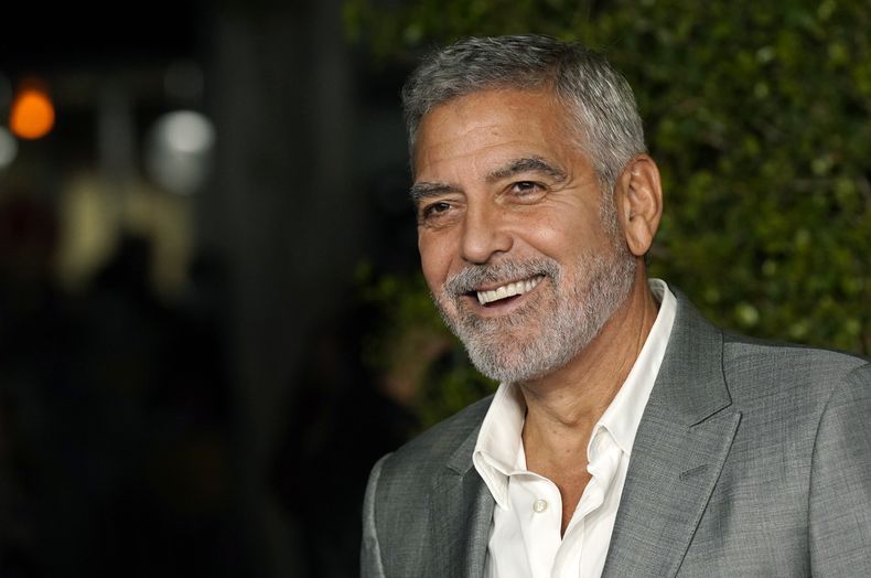 ARCHIVO - George Clooney, integrante del elenco de Ticket to Paradise, posa en la premiere de la película el 17 de octubre de 2022, en Regency Village Theatre en Los Angeles. (Foto AP/Chris Pizzello, archivo)