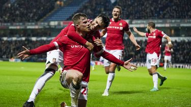 ARCHIVO - Andy Cannon de Wrexham celebra con sus compañeros de equipo después de anotar el primer gol durante el partido de fútbol de cuarta ronda de la Copa FA inglesa entre Blackburn Rovers y Wrexham, en el estadio Ewood Park, en Blackburn, Inglaterra, el lunes 29 de enero de 2024. (Foto AP/Dave Thompson, archivo)