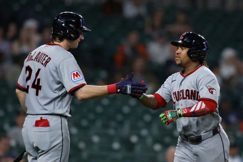 El dominicano José Ramírez celebra con su compañero de los Guardianes de Cleveland Chase DeLauter tras batear un jonrón solitario en la novena ante los Tigres de Detroit el lunes 18 de mayo del 2026. (AP Foto/Duane Burleson)
