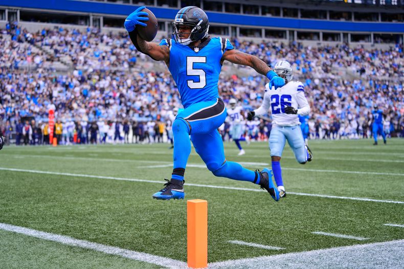 Rico Dowdle (5), corredor de los Panthers de Carolina, consique una anotación en la segunda mitad del partido de la NFL en contra de los Cowboys de Dallas, su anterior equipo, el domingo 12 de octubre de 2025, en Charlotte, Carolina del Norte. (AP Foto/Erik Verduzco)