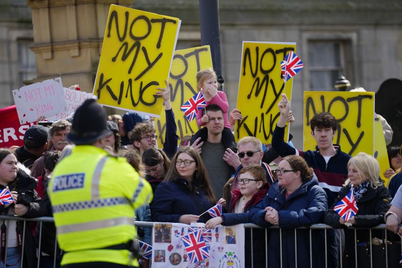 ARCHIVO - Manifestantes esperan la llegada del rey Carlos III y Camila, la reina consorte para visitar la Biblioteca Central de Liverpool y marcar oficialmente el hermanamiento de la biblioteca con la primera biblioteca pública de Ucrania, la Biblioteca Científica Regional en Odesa, en Liverpool, Inglaterra, el miércoles 26 de abril de 2023. Habrá disidentes entre las multitudes que vitoreen cuando el rey Carlos III se transporte en un carruaje dorado a su coronación. Más de 1.500 manifestantes estarán vestidos de amarillo para una máxima visibilidad y planean estar cerca de él para proclamar no es mi rey mientras pasa la procesión real el sábado. (Foto AP/Jon Super, Pool, archivo)