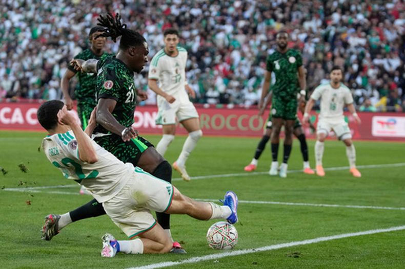Ibrahim Maza de Marruecos intenta bloquear un disparo de Calvin Bassey de Nigeria en el encuentro de cuartos de final de la Copa Africana el sábado 10 de enero del 2026. (AP Foto/Themba Hadebe)