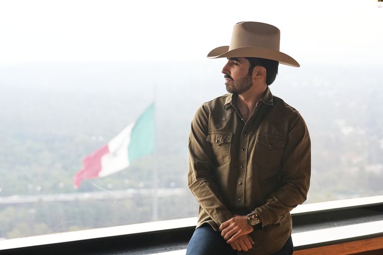 El cantante mexicano Joss Favela posa para un retrato en la Ciudad de México, el lunes 18 de agosto de 2025. (Foto AP/Marco Ugarte)