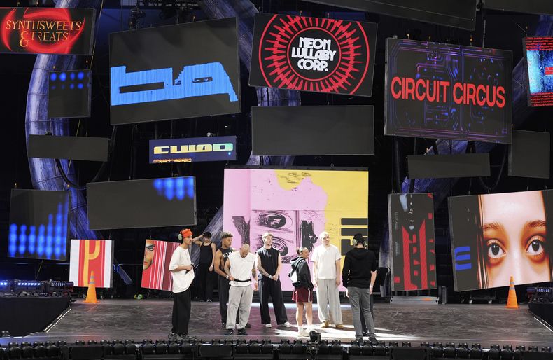 Bailarines y coreógrafos hablan en el escenario durante los ensayos de The Lifetimes Tour de Katy Perry en el Toyota Arena el miércoles 9 de abril de 2025, en Ontario, California. (Foto AP/Chris Pizzello)