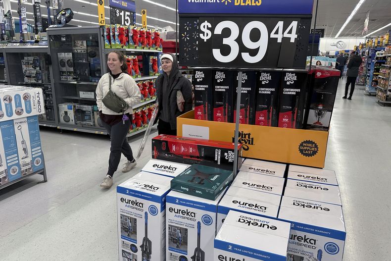 Unas personas recorren un Walmart en Rochester, Nueva York, el 29 de noviembre de 2024. (AP Foto/Ted Shaffrey, File)