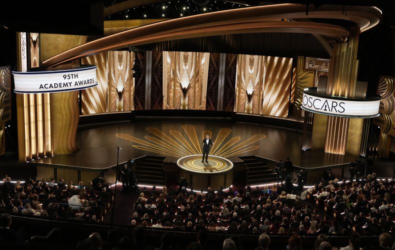 ARCHIVO - El anfitrión Jimmy Kimmel habla en los Oscar el 12, de marzo de 2023, en el Teatro Dolby en Los Ángeles. Kimmel será maestro de ceremonias de los Oscar por cuarta ocasión en 2024. (Foto AP/Chris Pizzello, archivo)