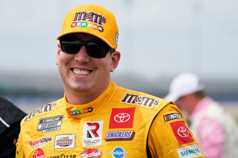 ARCHIVO - Kyle Busch espera el inicio de una carrera de automovilismo de la serie Xfinity de NASCAR, el sábado 19 de junio de 2021, en Lebanon, Tennessee. (Foto AP/Mark Humphrey, Archivo)