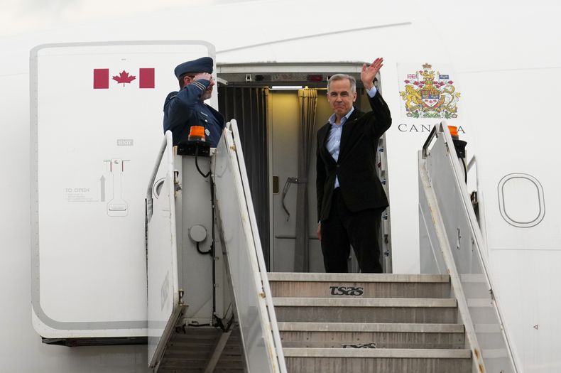 El primer ministro de Canadá, Mark Carney, sale de Montreal camino de París, Francia, el domingo 16 de marzo de 2025. (Sean Kilpatrick/The Canadian Press via AP)