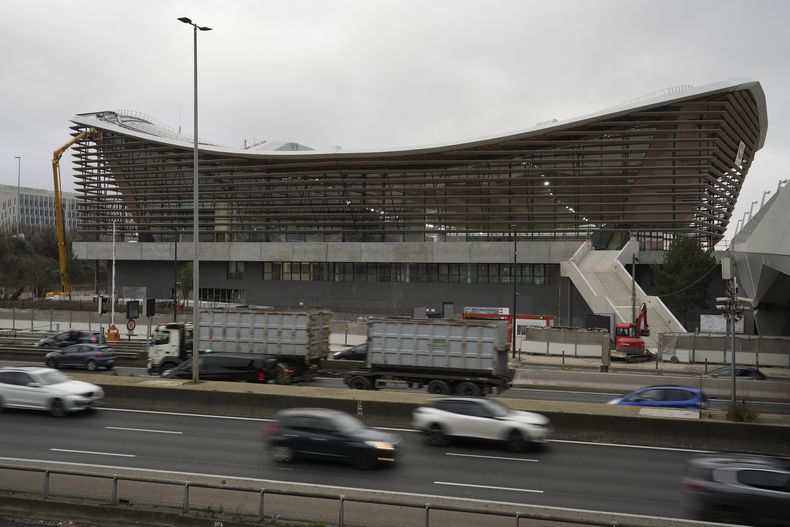 Vista del Centro Acuático Olímpico en Saint Denis, a las afueras de París, el 28 de diciembre de 2023. (AP Foto/Lewis Joly)