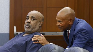 ARCHIVO - Duane Keffe D Davis, izquierda, acusado de orquestar el asesinato en 1996 del ícono del hip-hop Tupac Shakur, escucha a su abogado Carl Arnold durante una audiencia en el Centro de Justicia Regional, el 23 de julio de 2024, en Las Vegas. (Bizuayehu Tesfaye/Las Vegas Review-Journal vÍa AP, archivo)