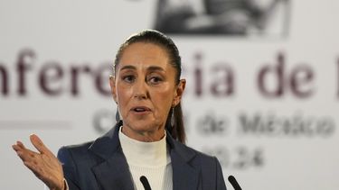 ARCHIVO - La presidenta de México, Claudia Sheinbaum, da su conferencia de prensa matutina en el Palacio Nacional, en Ciudad de México, el 2 de octubre de 2024. Los intercambios de amenazas entre Estados Unidos y México sobre una posible imposición de aranceles generaron preocupación el miércoles 27 de noviembre de 2023 en el sector empresarial mexicano que afirmó que una guerra comercial en la región podría tener efectos “devastadores” para ambas economías. (AP Foto/Fernando Llano, Archivo)