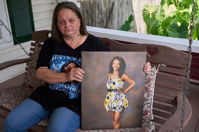 Christy Spivey posa con un retrato de su difunta hija Tasia Fortune, el martes 8 de septiembre de 2026, en Marion, Kentucky. (AP Foto/George Walker IV)