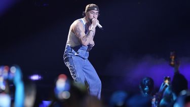 ARCHIVO - Bad Bunny durante su presentación en los Premios Billboard de la Música Latina, el 5 de octubre de 2023, en Coral Gables, Florida. TikTok podría parecer (o sonar) un poco diferente. Esta semana, Universal Music Group, que representa a artistas de renombre como Taylor Swift, Bad Bunny y Drake, dijo que ya no permitiría su música en TikTok tras el vencimiento el miércoles 31 de enero de 2024 de un acuerdo de licencia entre las dos compañías. (Foto AP/Marta Lavandier)
