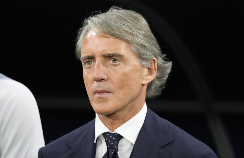 El técnico de Arabia Saudí Roberto Mancini previo al partido contra Kirguistán por la Copa de Asia, el 21 de enero de 2024, en Doha, Qatar. (AP Foto/Aijaz Rahi)