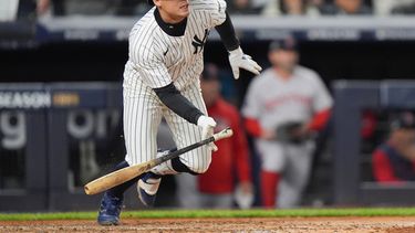 ARCHIVO - Foto del 2 de octubre del 2025, Anthony Volpe de los Yankees de Nueva York batea un sencillo remolcador ante los Medias Rojas de Boston en el juego 3 de la serie de comodín. (AP Foto/Frank Franklin II, Archivo)