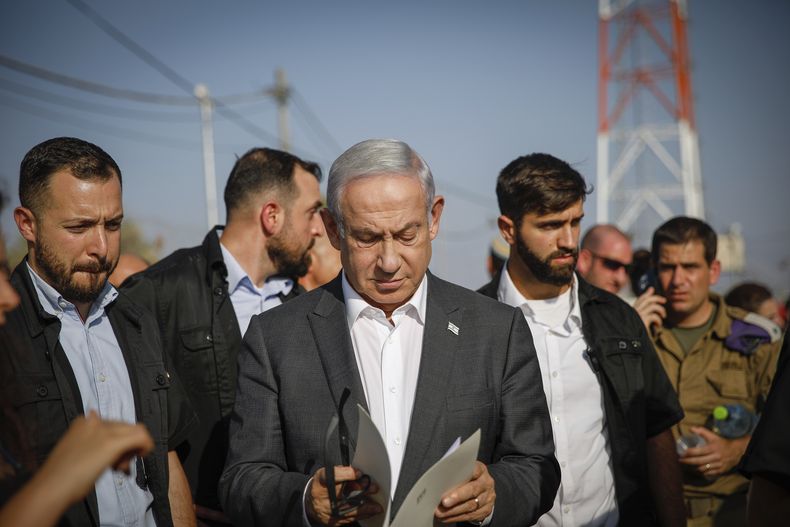 El primer ministro israelí Benjamin Netanyahu arriba para una sesión informativa cerca del puesto militar Salem el martes 4 de julio de 2023, entre Israel y Cisjordania. (AP Foto/Shir Torem, foto compartida)